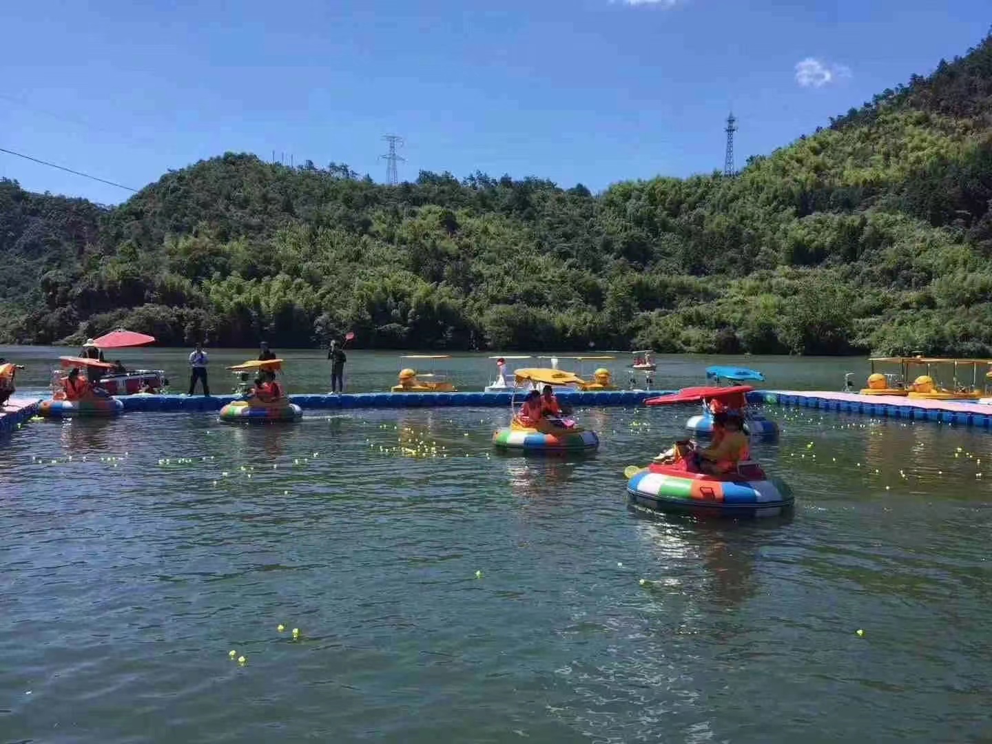 桐庐芦茨湾胖胖农家乐位于杭州市桐庐县富春江镇芦茨杨家村（富春江畔），由于老板娘长的有点肥胖，故取名”胖胖”。